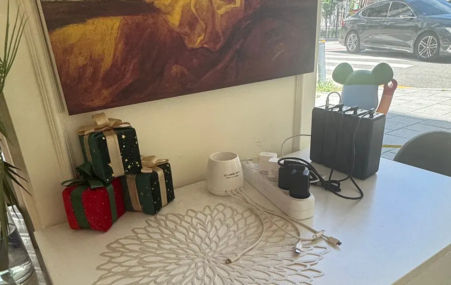Phone-charging area beside the self-service bar