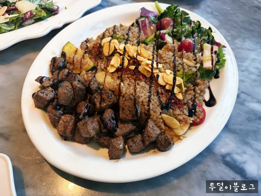 Fried pilaf topped with cube steak