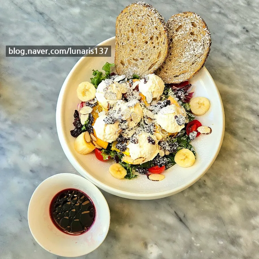Pomegranate ricotta cheese salad served with rye bread