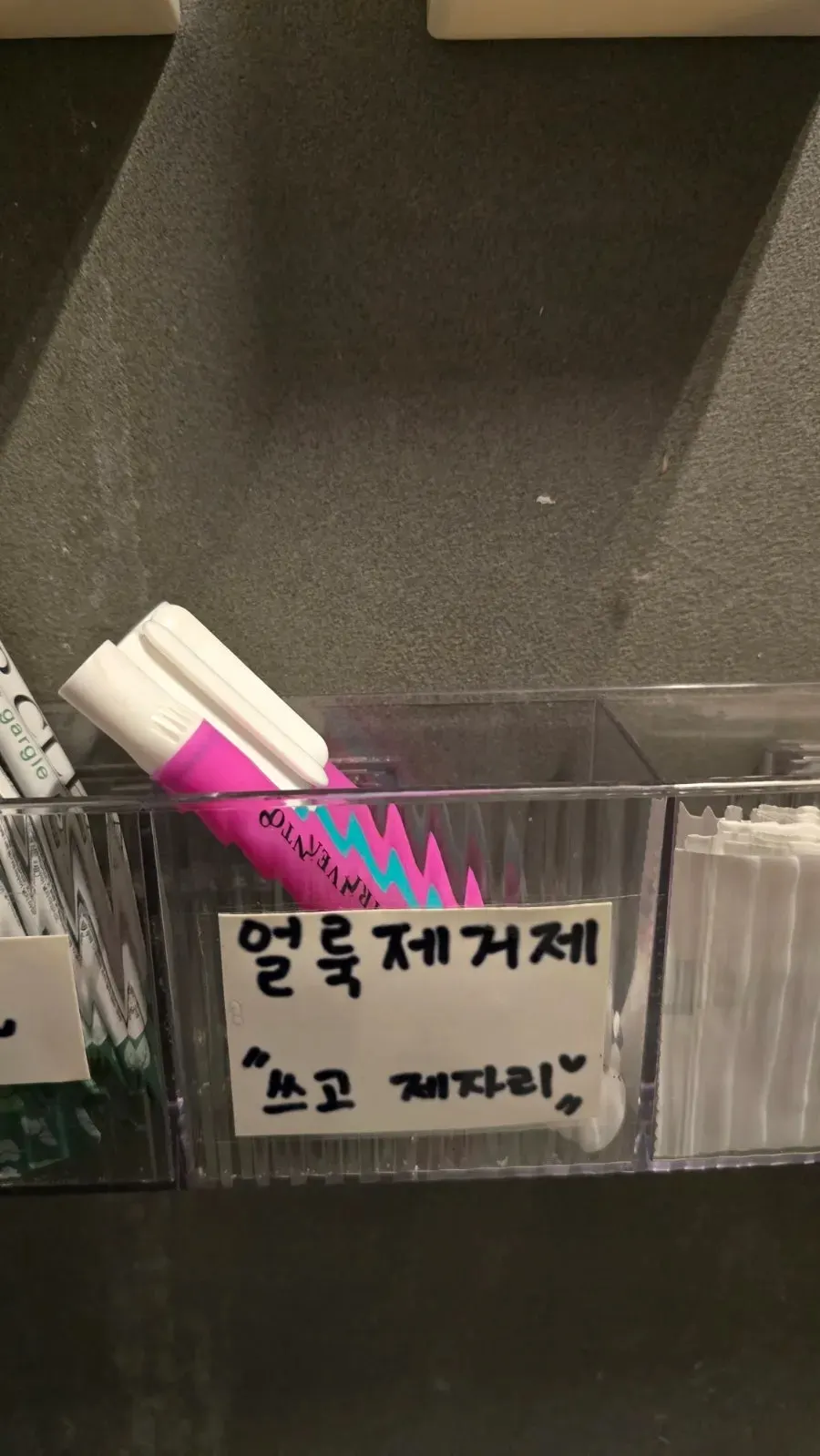 시그니처 메뉴 포스터가 붙은 벽면