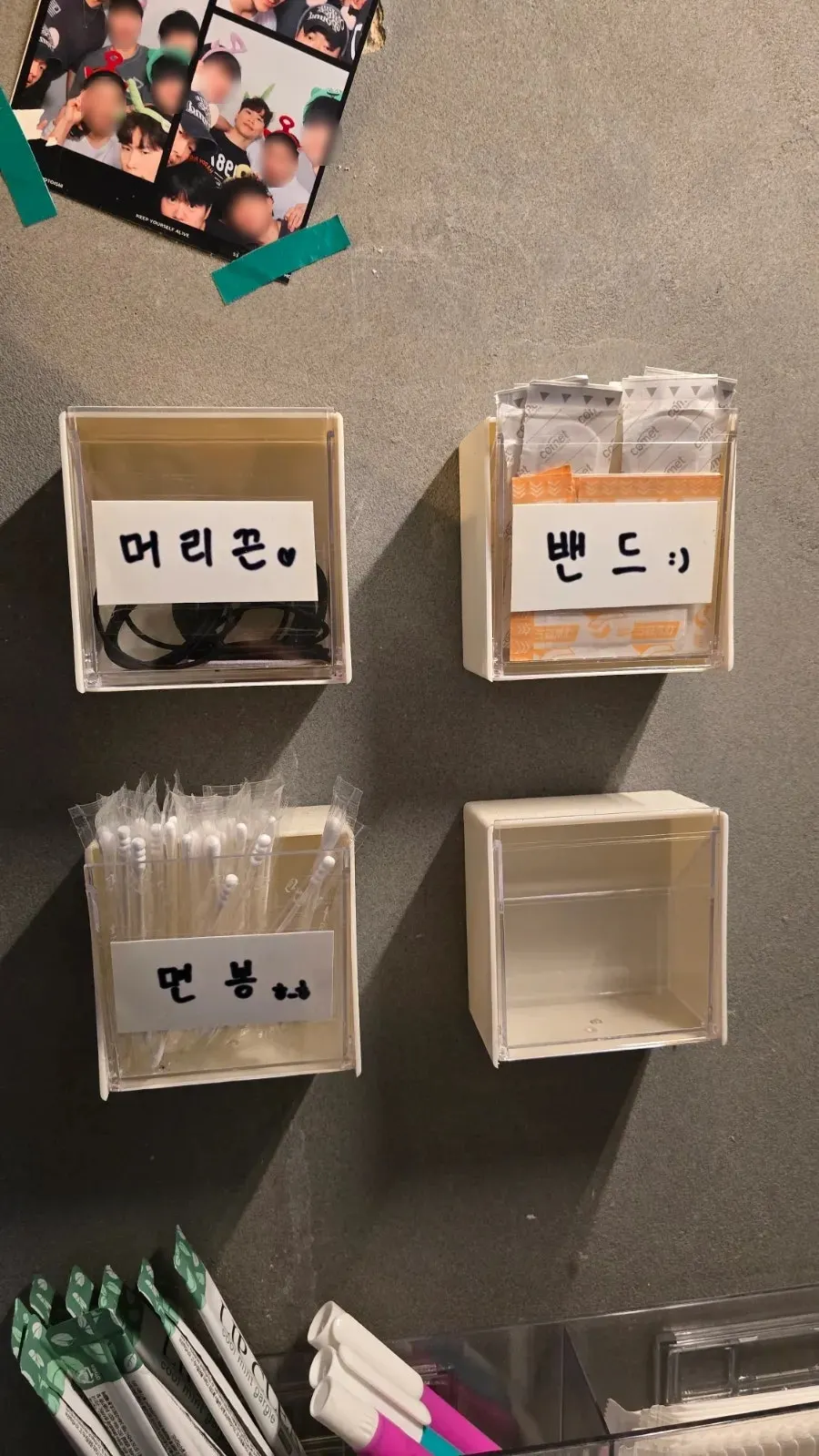 은은한 조명 아래 기술 좌석 배치
