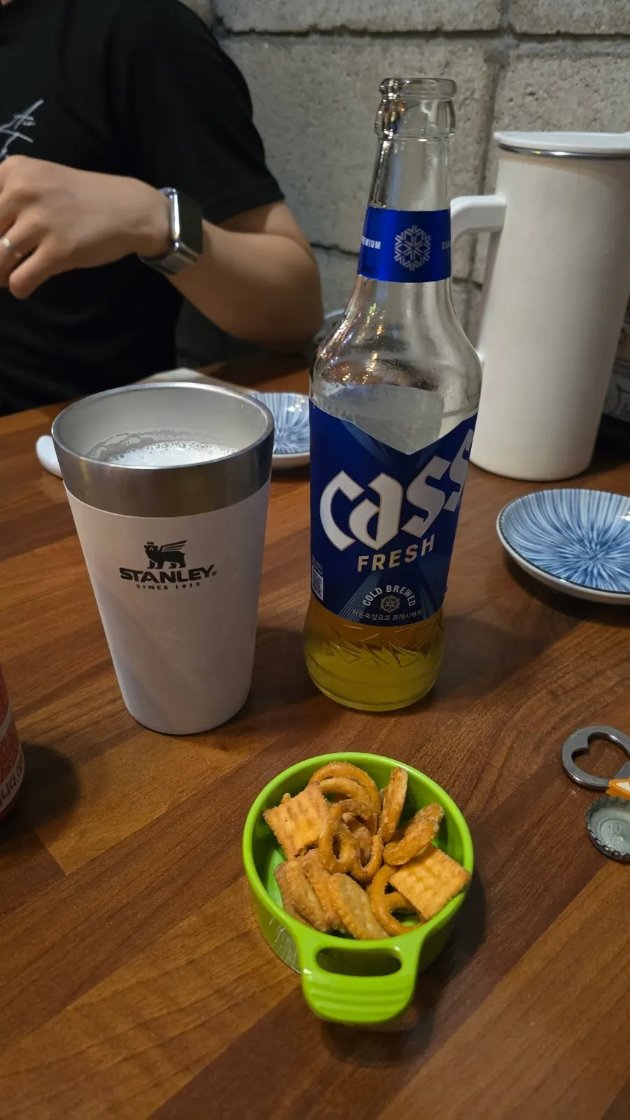 귀여운 용기에 담겨 나온 기본 안주 과자 모듬