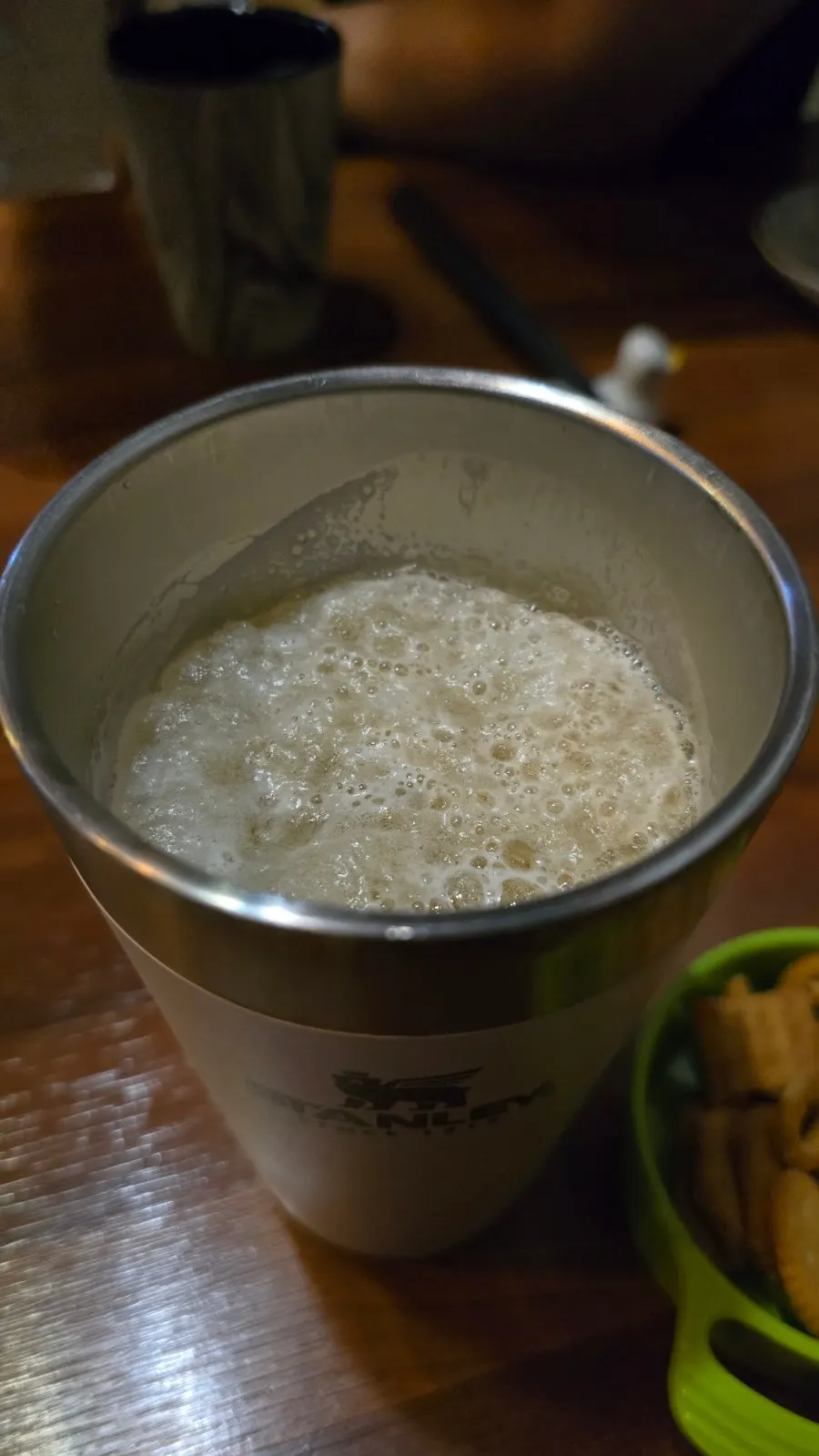 생맥주와 함께 나온 스탠리 보온 컵