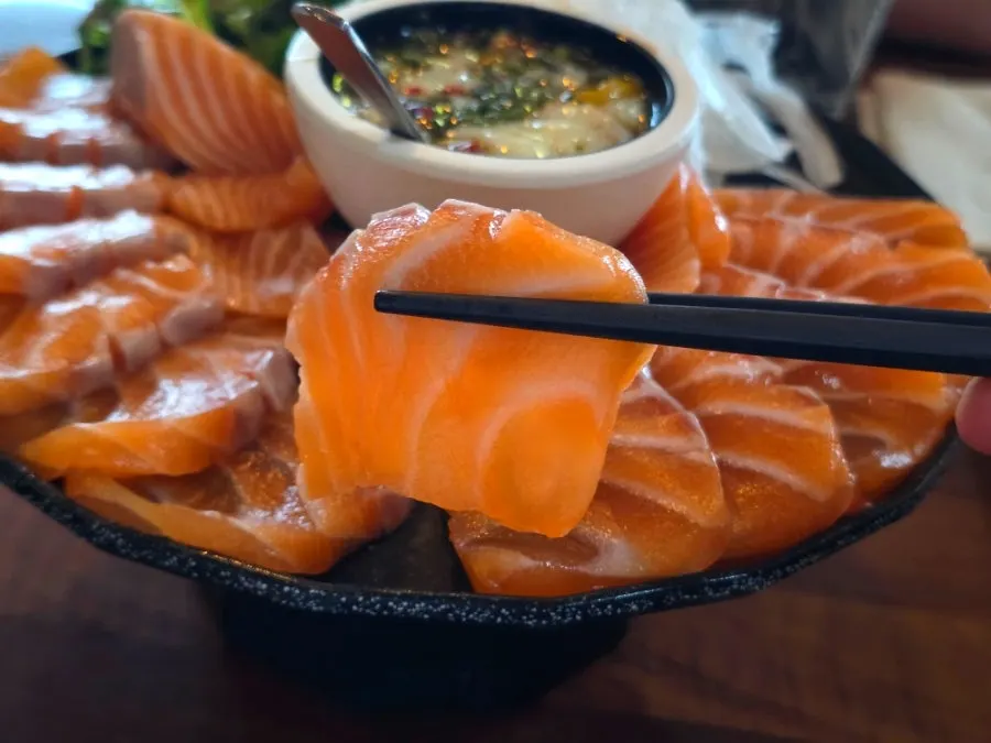 Thickly sliced salmon sashimi