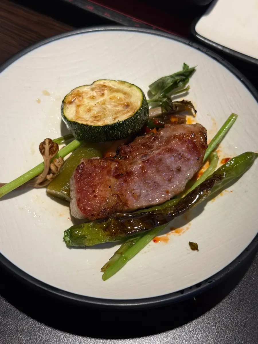 Kkwari gochu, zucchini, and other vegetables grilled golden