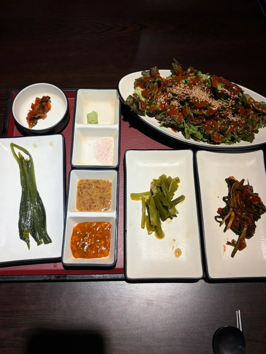Basic side dishes served with the set order