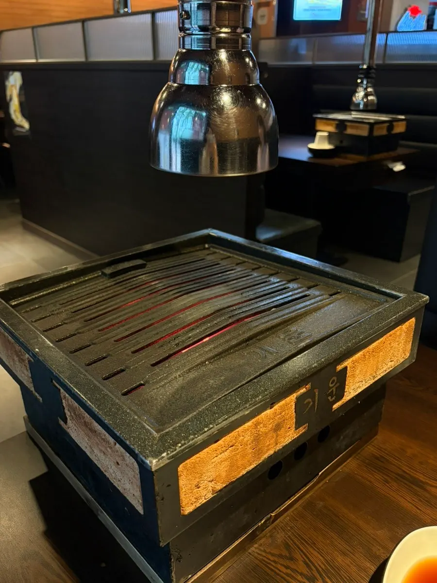 Table and interior atmosphere at Giun Gangnam Station Main Branch