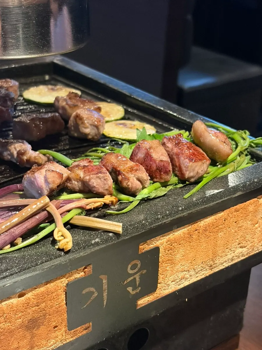 Well-grilled pork neck and outer skirt meat