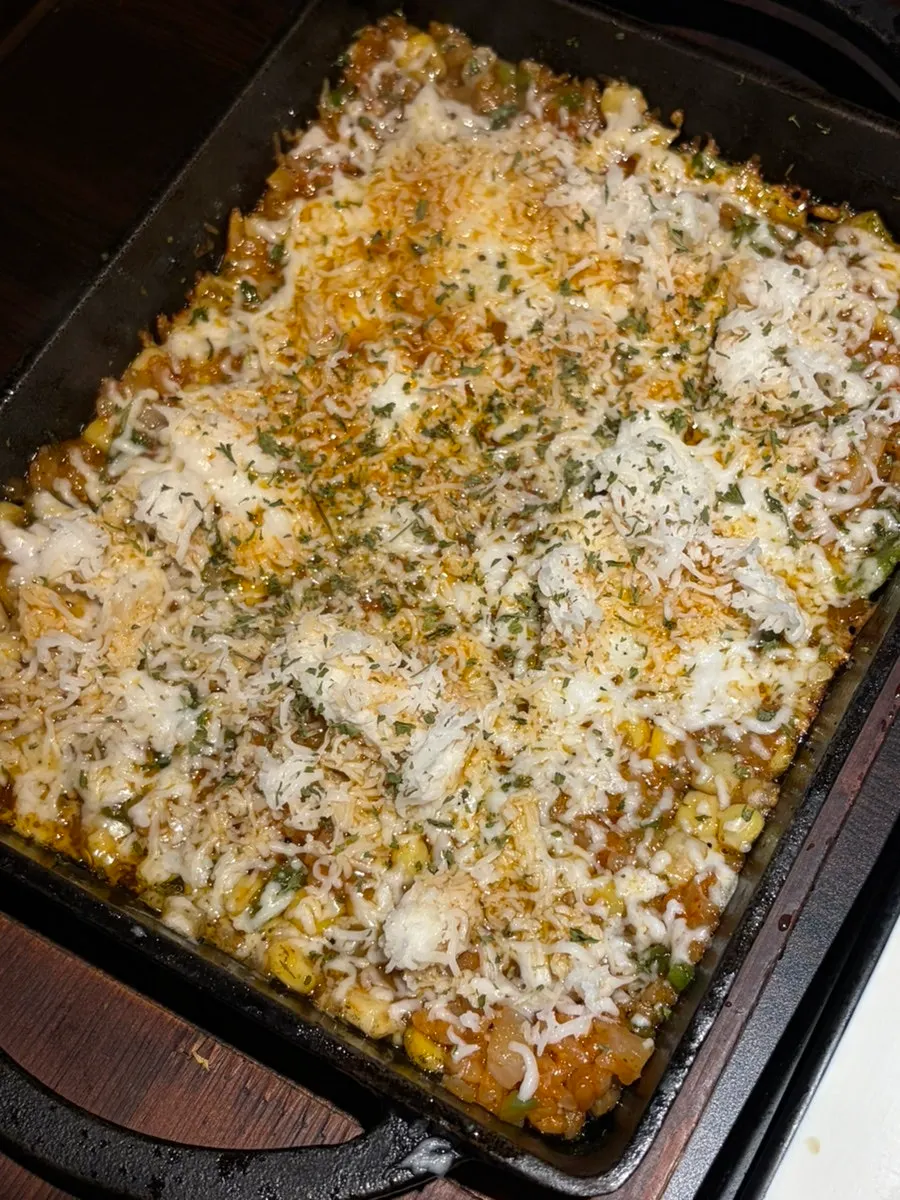 Giun fried rice topped with extra cheese