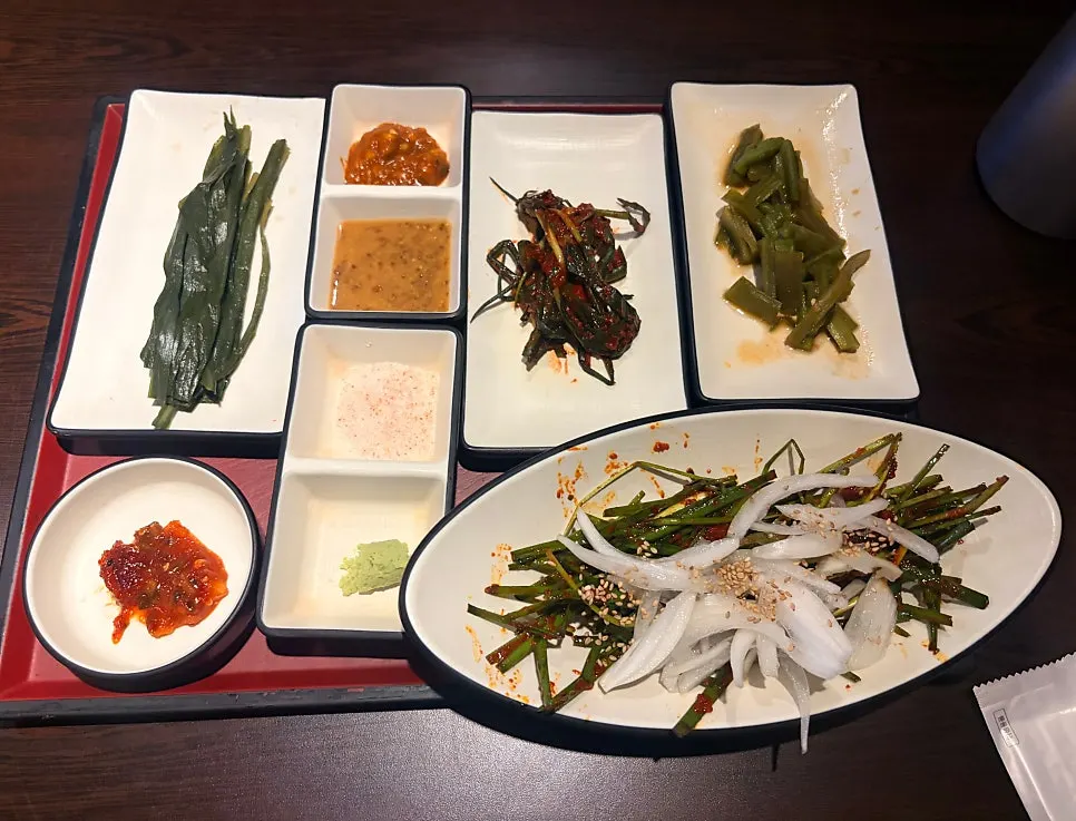 직접 담근 반찬과 소스가 차려진 상차림