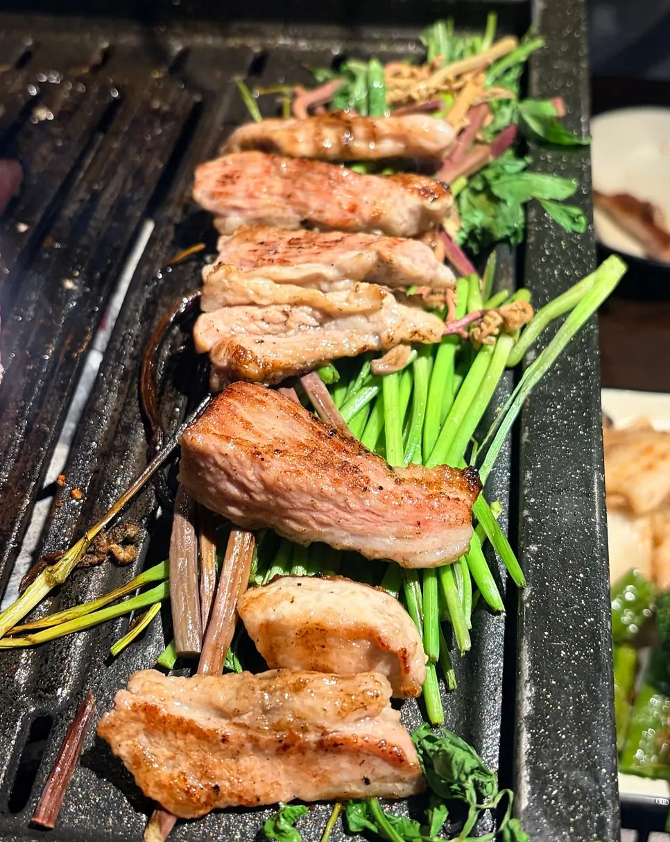구워진 갈비삼겹 한 점