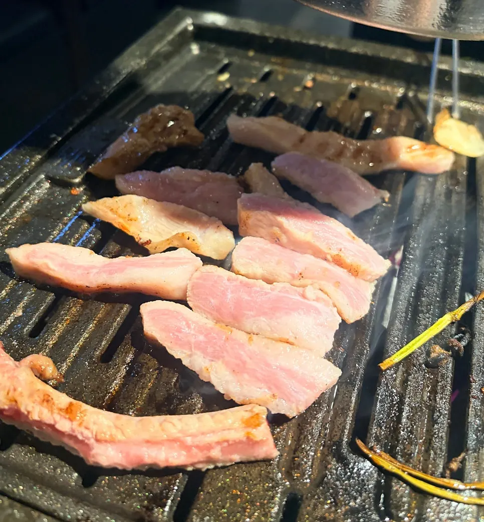 추가 주문한 갈비삼겹과 항정살