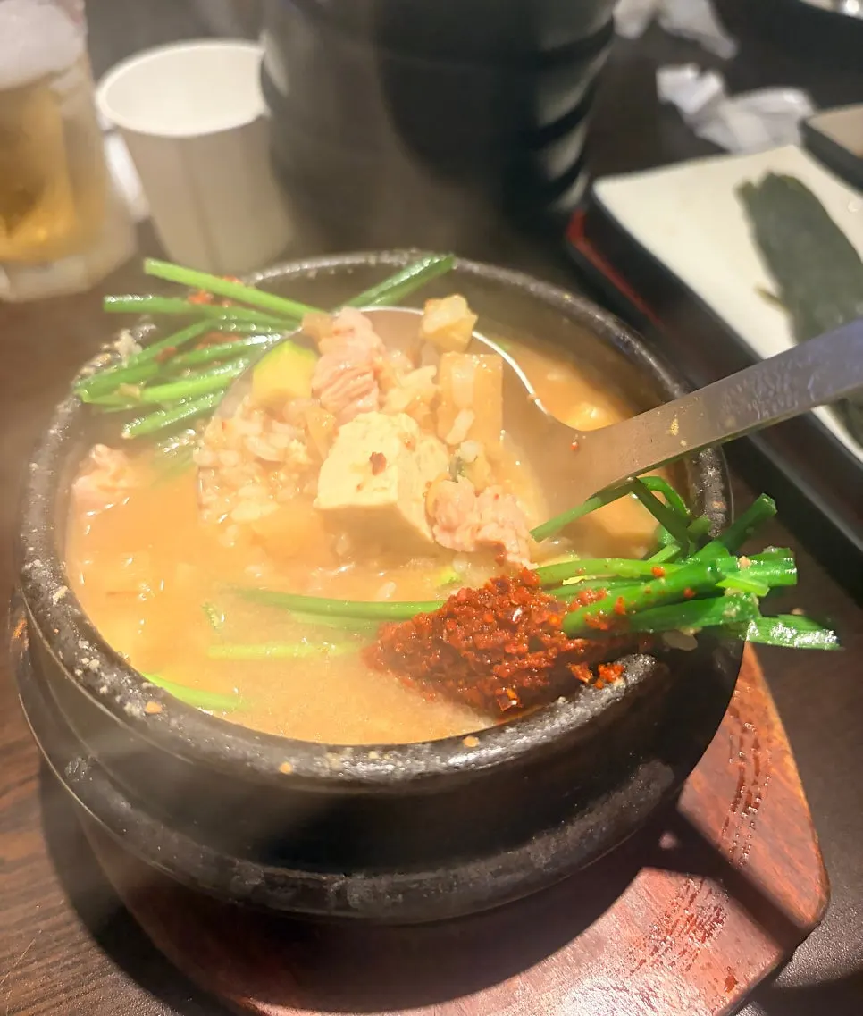 끓고 있는 돈장술밥 한 그릇
