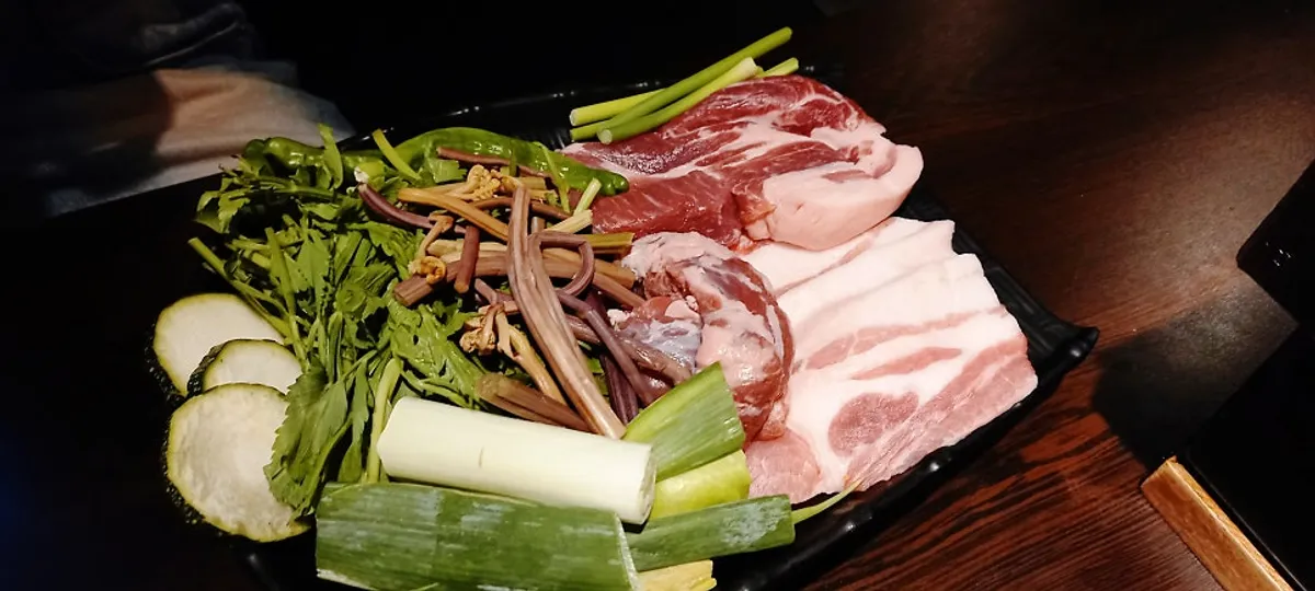 Sayur-sayuran campur dan lauk pelengkap untuk dipanggang