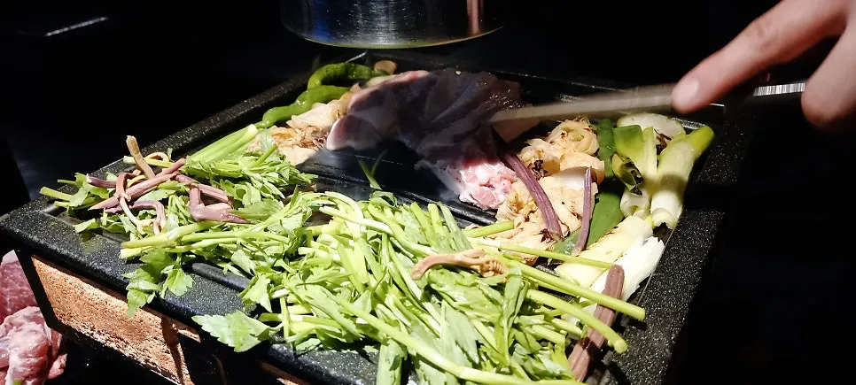 Daging dan sayur dimasak bersama di atas dapur