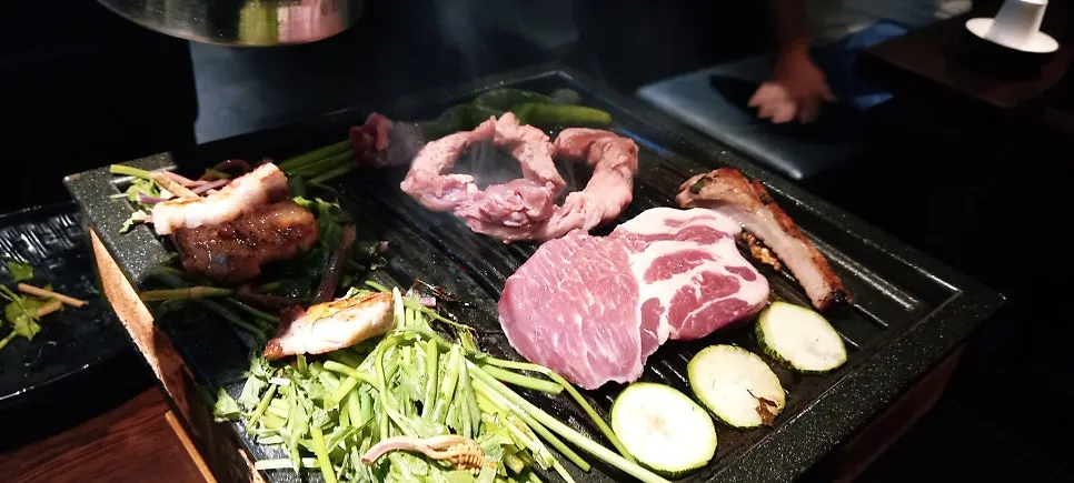 Sekeping daging dengan pelengkap di atasnya