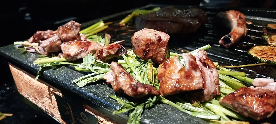 Susunan meja dengan daging dan lauk diletakkan berasingan