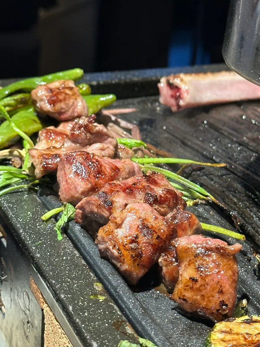 육즙이 흐르는 구운 삼겹살 한 점