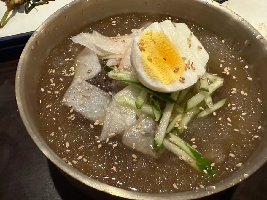 새콤달콤한 육수의 물냉면