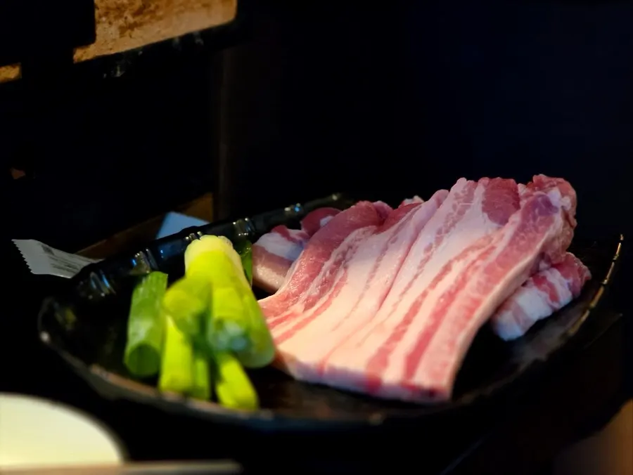 Raw galbi samgyeopsal 200g on a plate