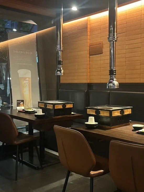 Seating at Giun with generously spaced tables