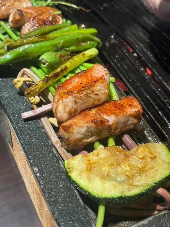 Hangjeongsal grilling together with assorted vegetables