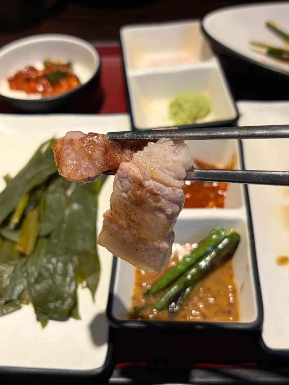 미나리 위에 올린 다 익은 갈비삼겹