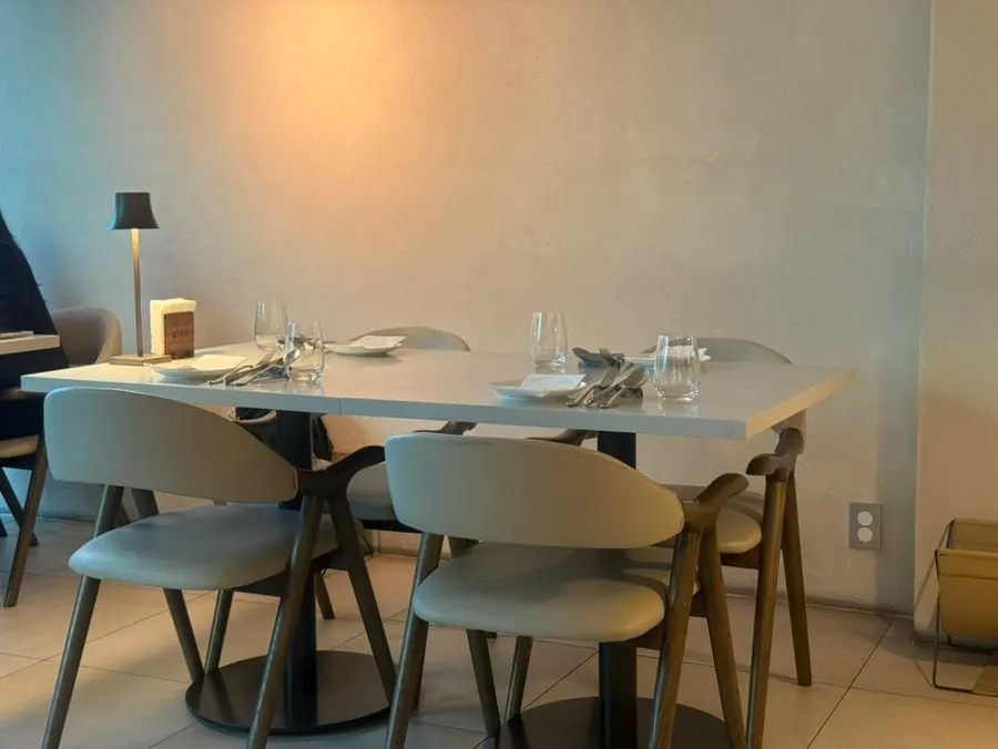 Geullodeu's seating arrangement with wide spacing between tables