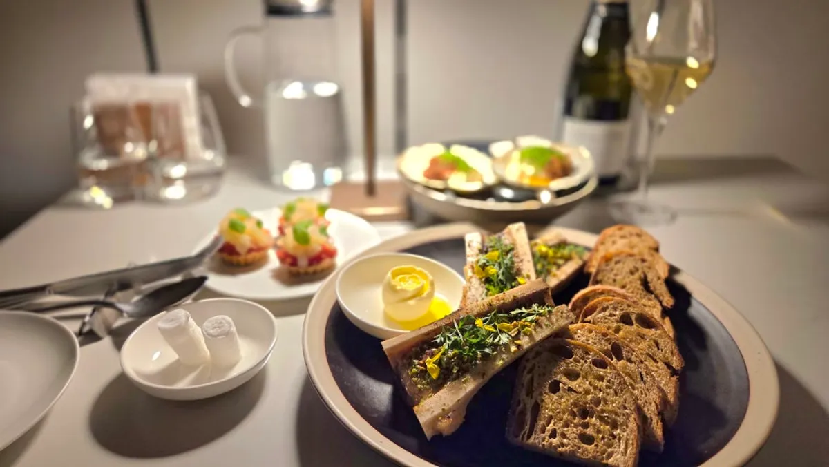 Table setting with scallops and bone marrow ordered at Geullodeu