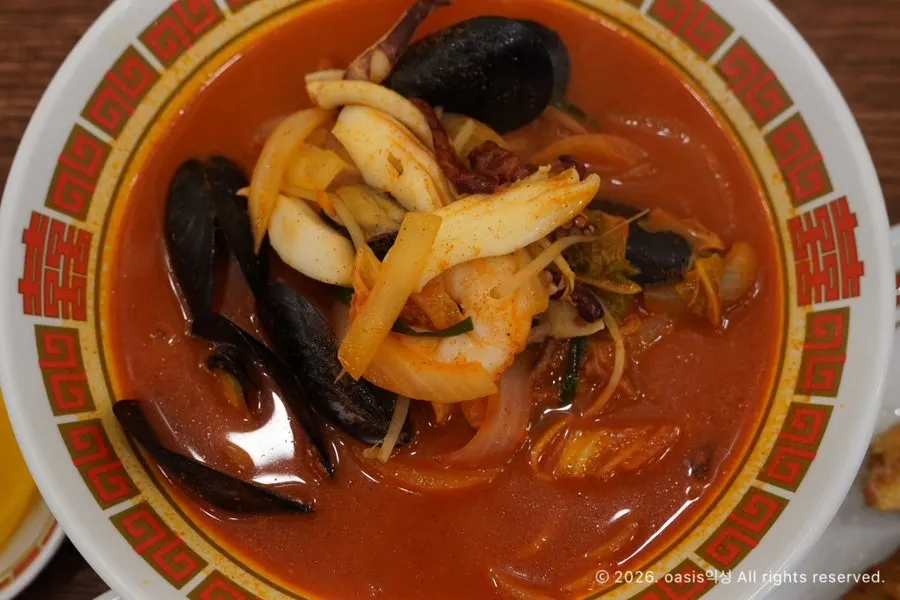 Seafood jjamppong set on the table