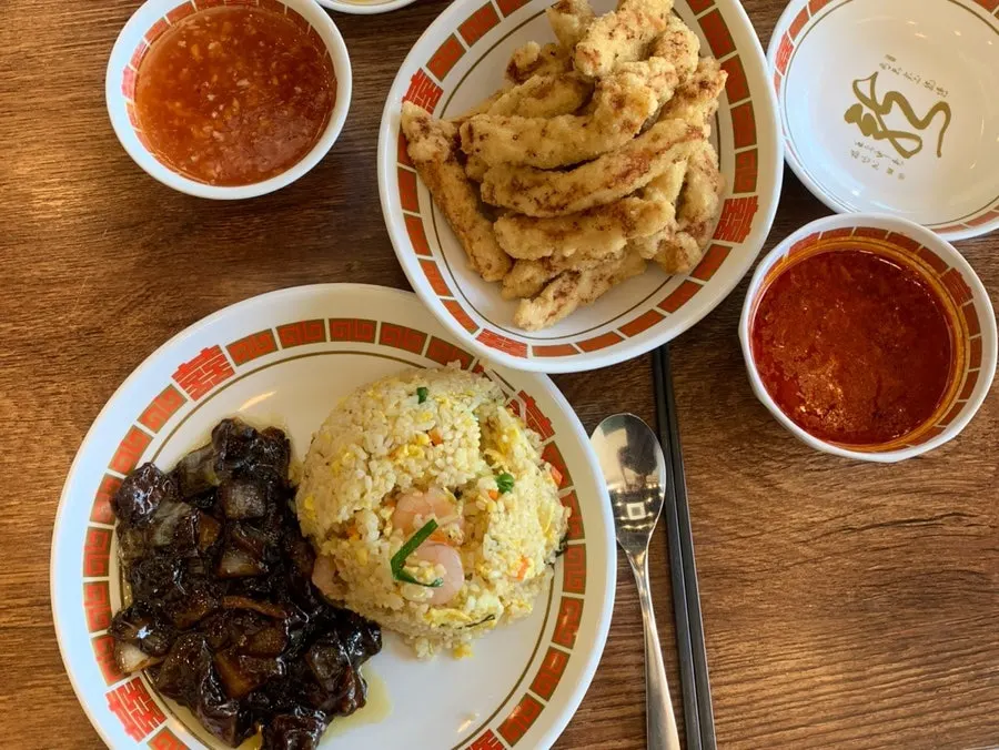 Table setting for the shrimp fried rice and garlic tangsuyuk order