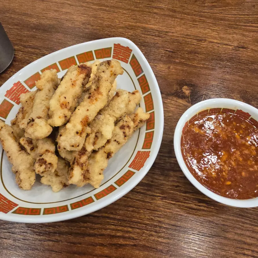 The tangsuyuk served together with its sauce