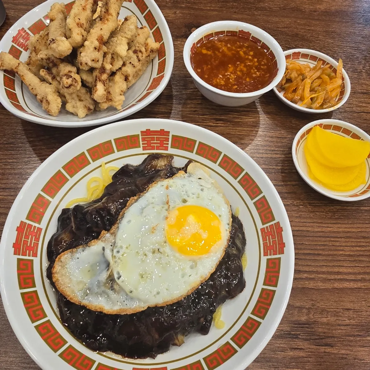 Jjajangmyeon and garlic tangsuyuk set together on the table