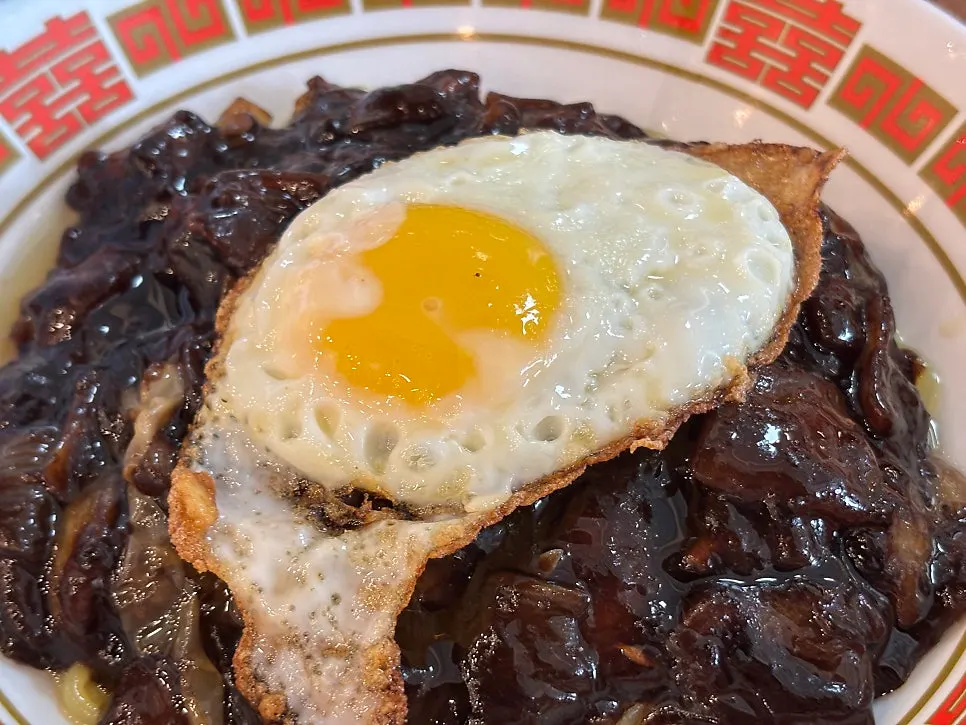 짜장면 위 반숙 계란후라이 클로즈업