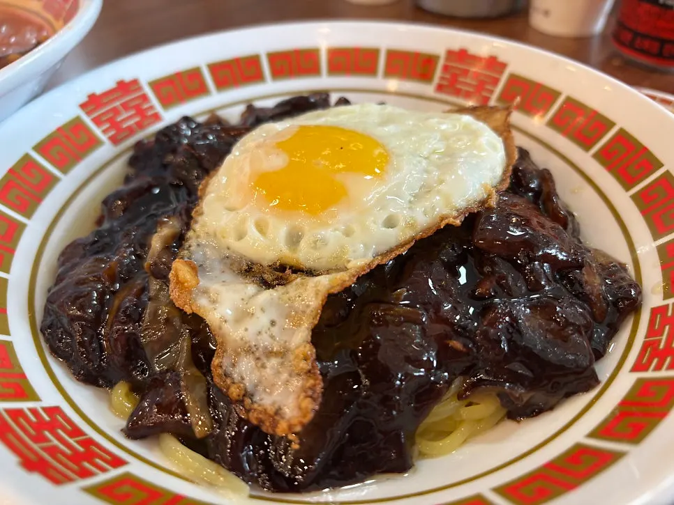 넉넉한 짜장소스로 비빈 면