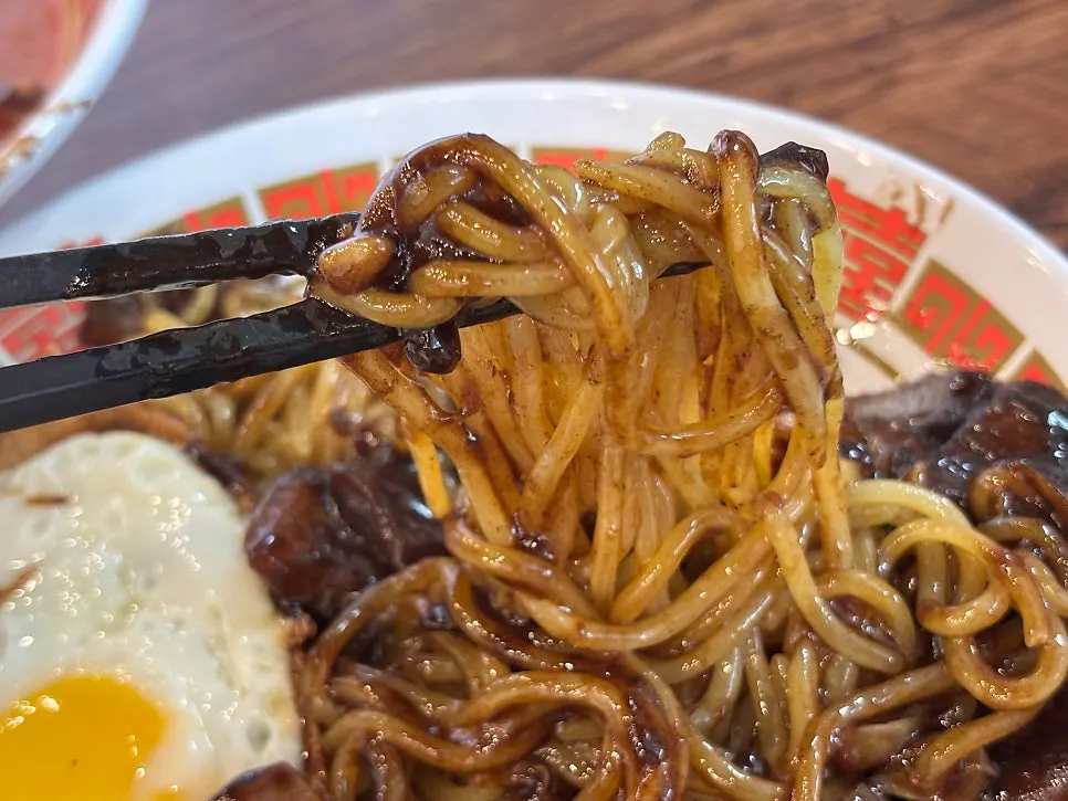 짜장면 비비는 모습