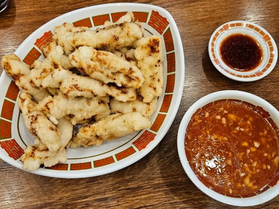 짜장면 두 그릇과 마늘탕수육 세트 상차림