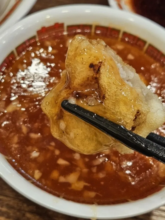 잘라서 속살이 보이는 마늘탕수육