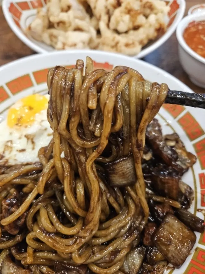 짜장 소스를 비비는 짜장면