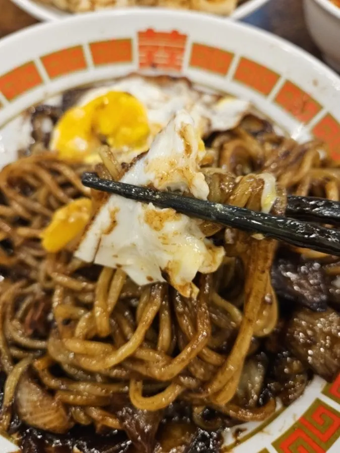 진한 색으로 비벼진 쫀득한 짜장면 면발