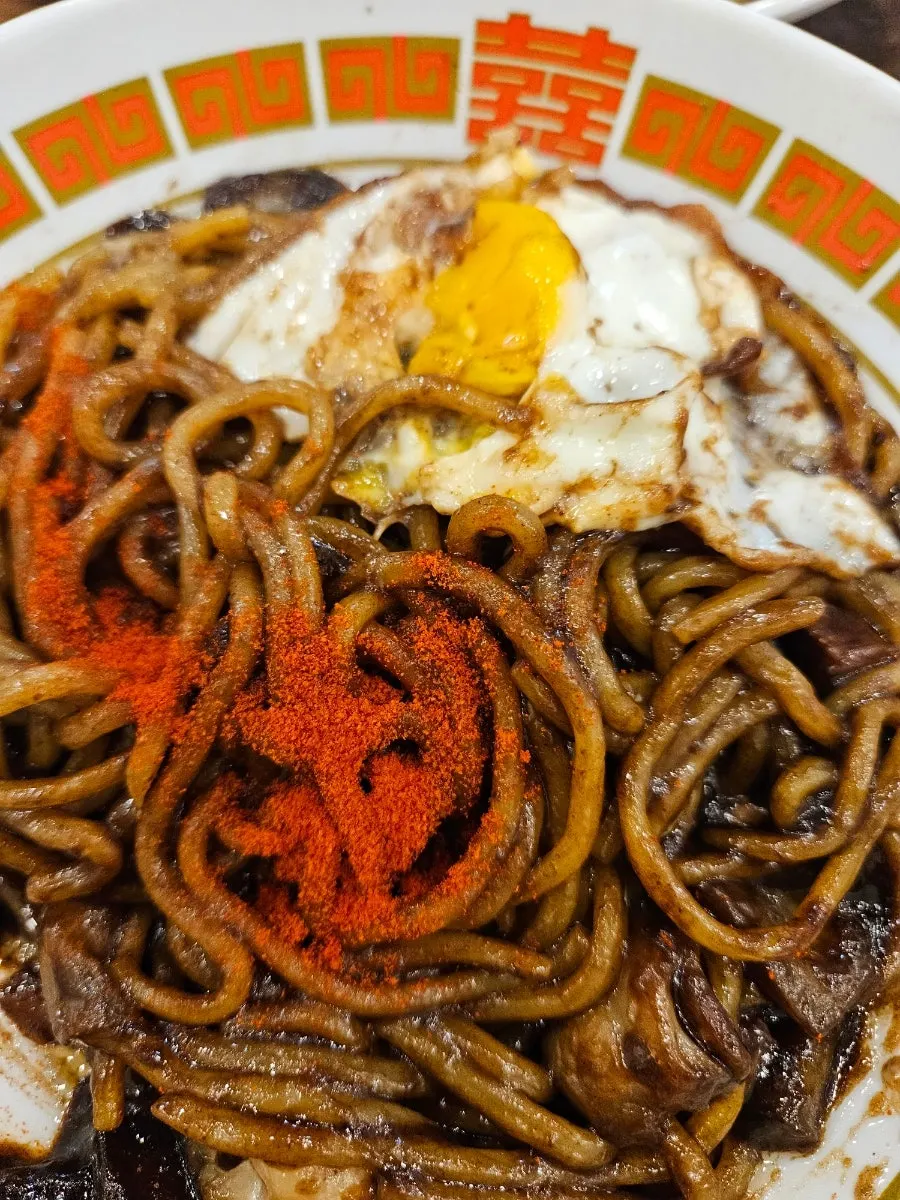 반숙후라이를 터뜨려 면과 함께 먹는 짜장면