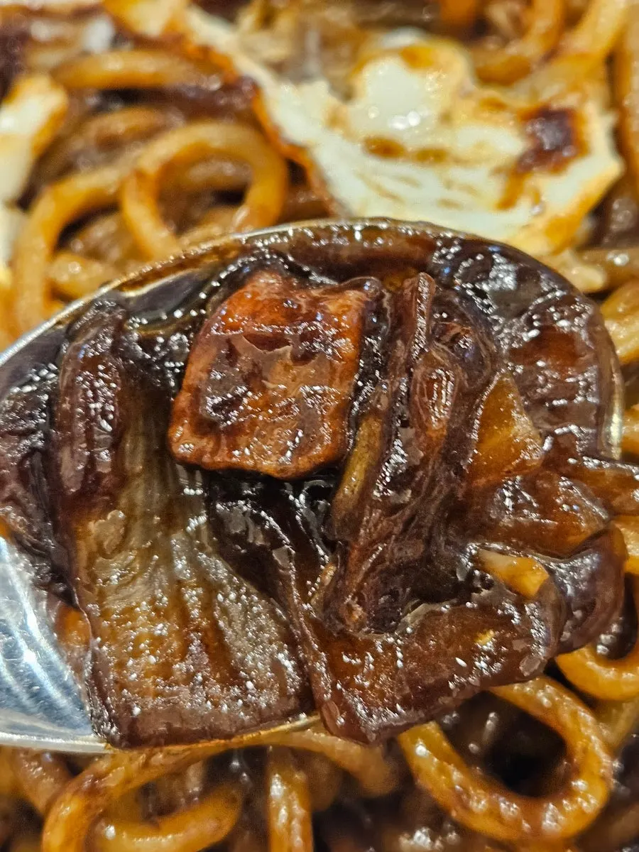 고춧가루를 뿌린 짜장면과 양파, 고기