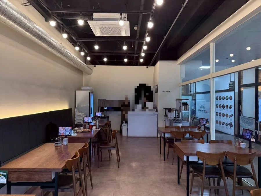 창가 햇살이 드는 글로리웍스 매장 내부
