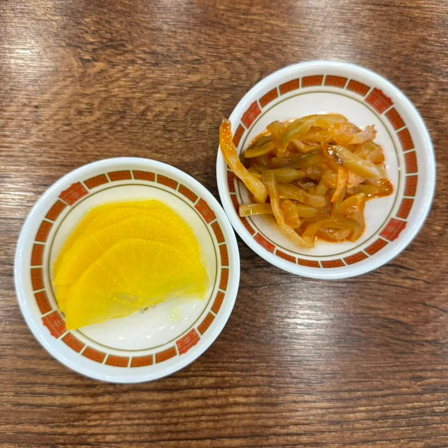 기본 찬으로 나온 단무지와 짜사이