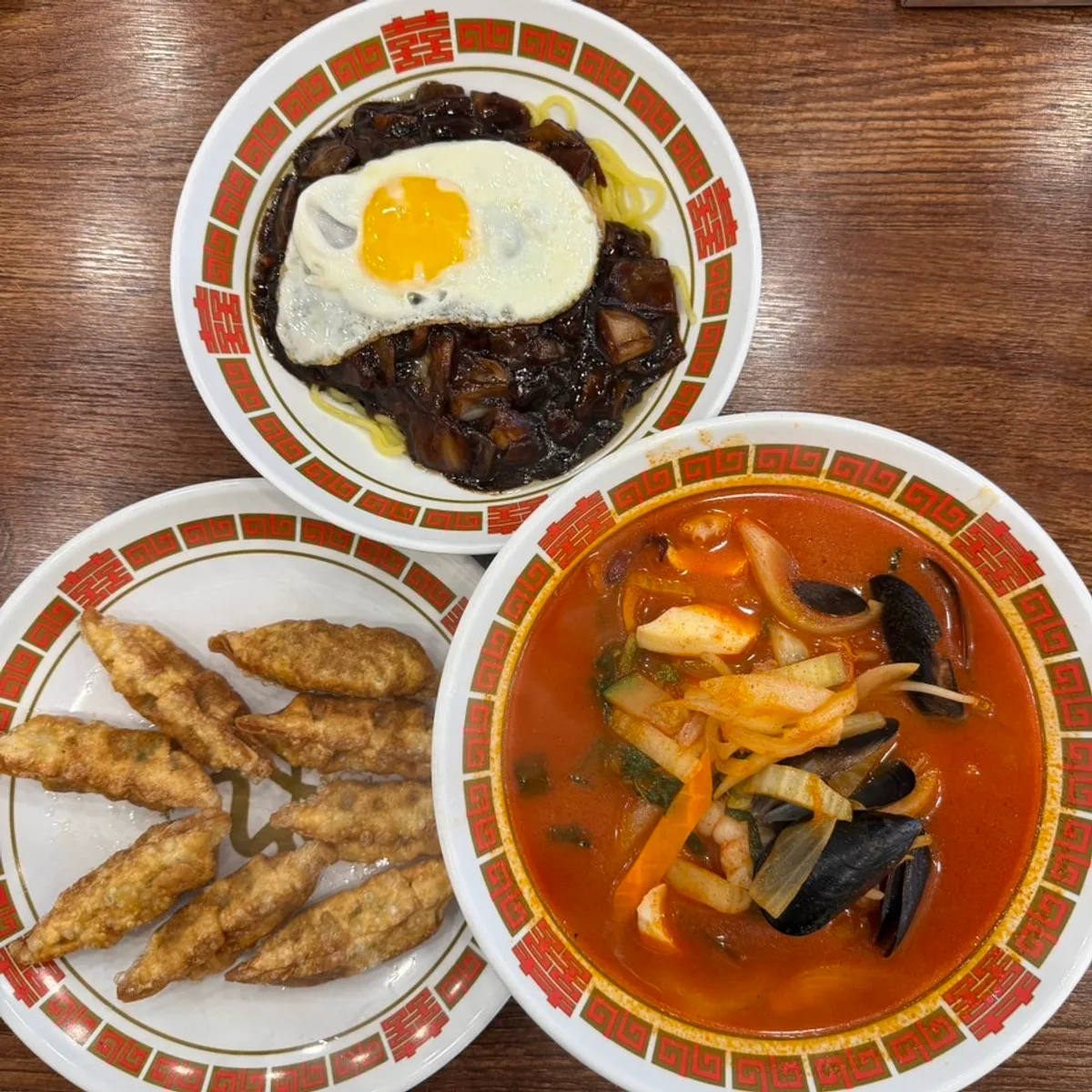 해물짬뽕과 짜장면, 군만두 한 상 차림