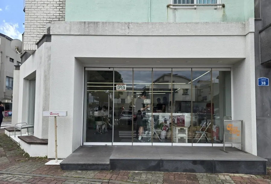 View of the Gudam-ro 2-gil alley in Jeju City where Gluttony Coffee is located