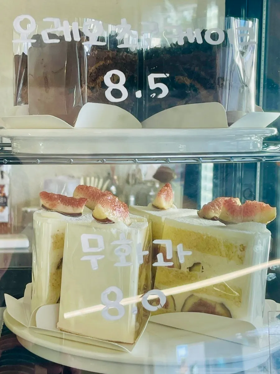Tủ trưng bày dessert tại Gluttony Coffee