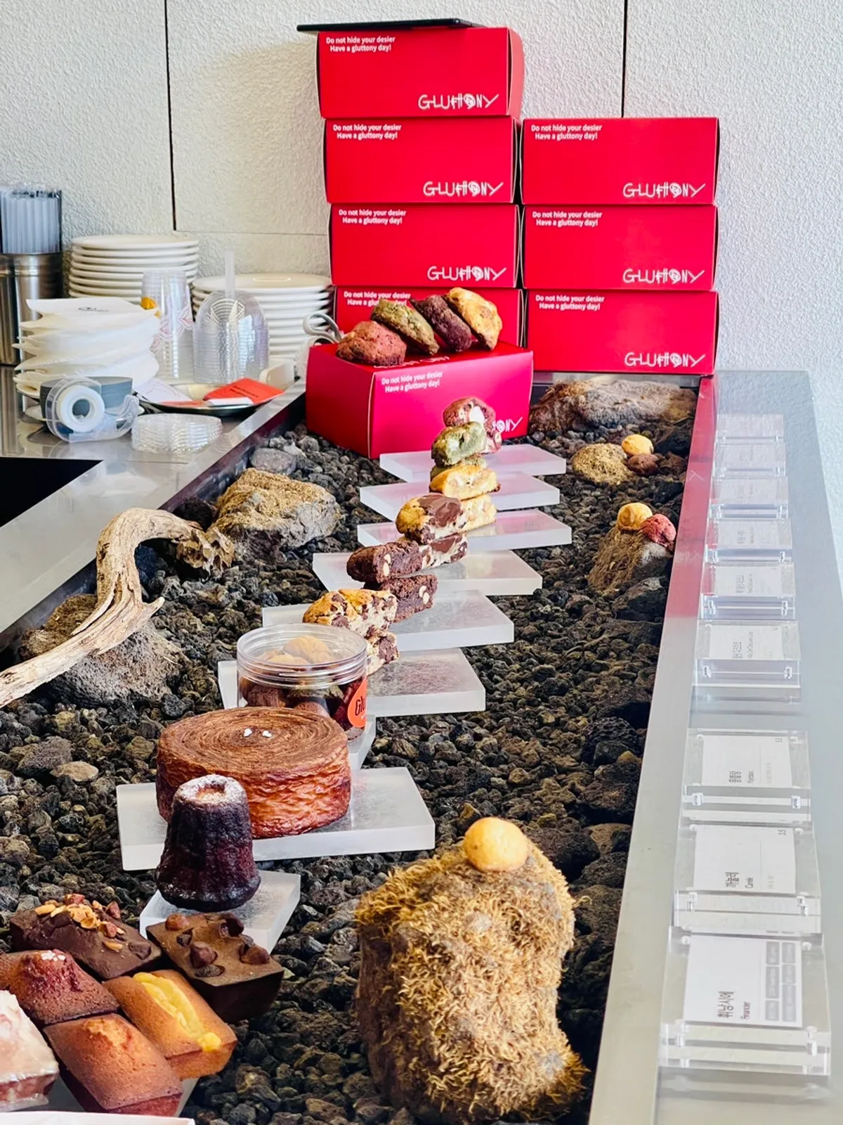 Financier bơ lên men và levain cookie bày trên kệ