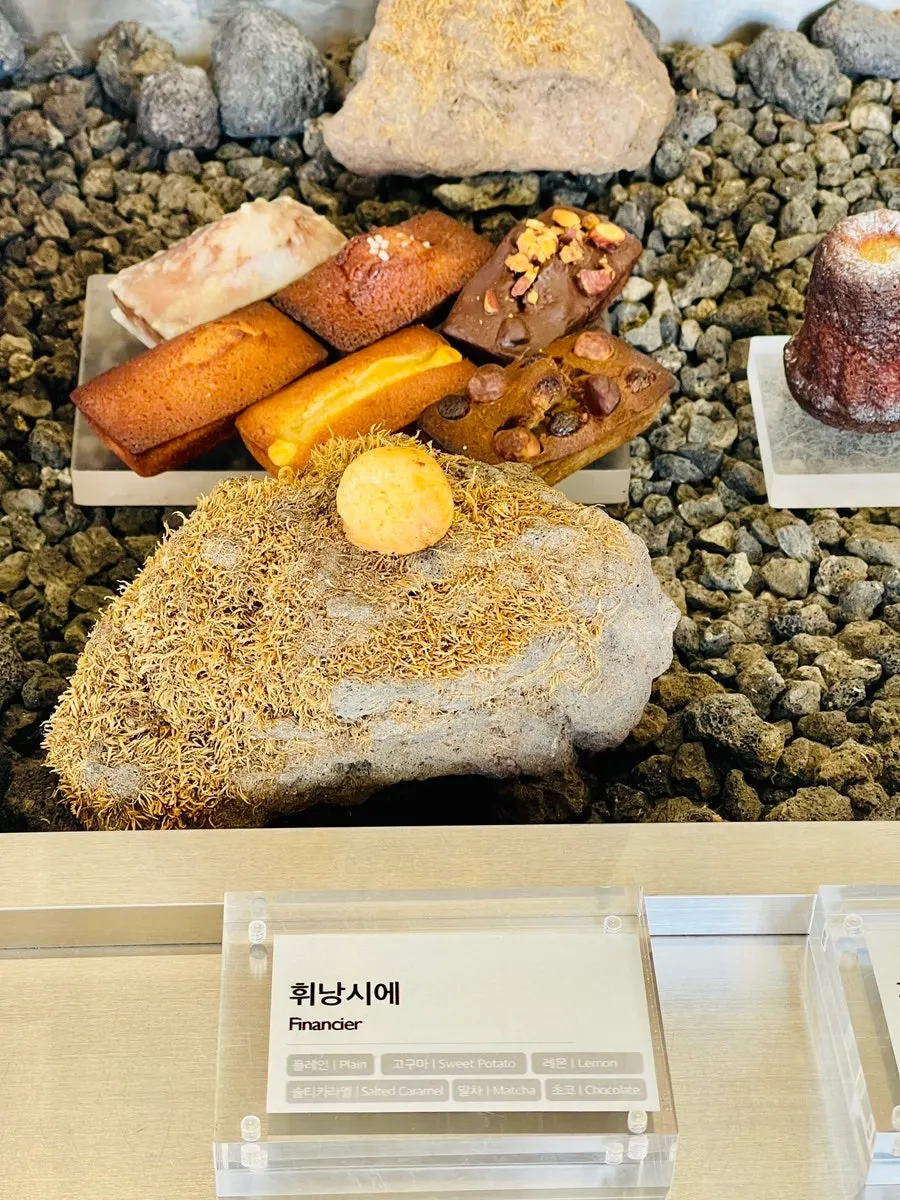 Bên trong tủ kính trưng bày dessert của Gluttony Coffee