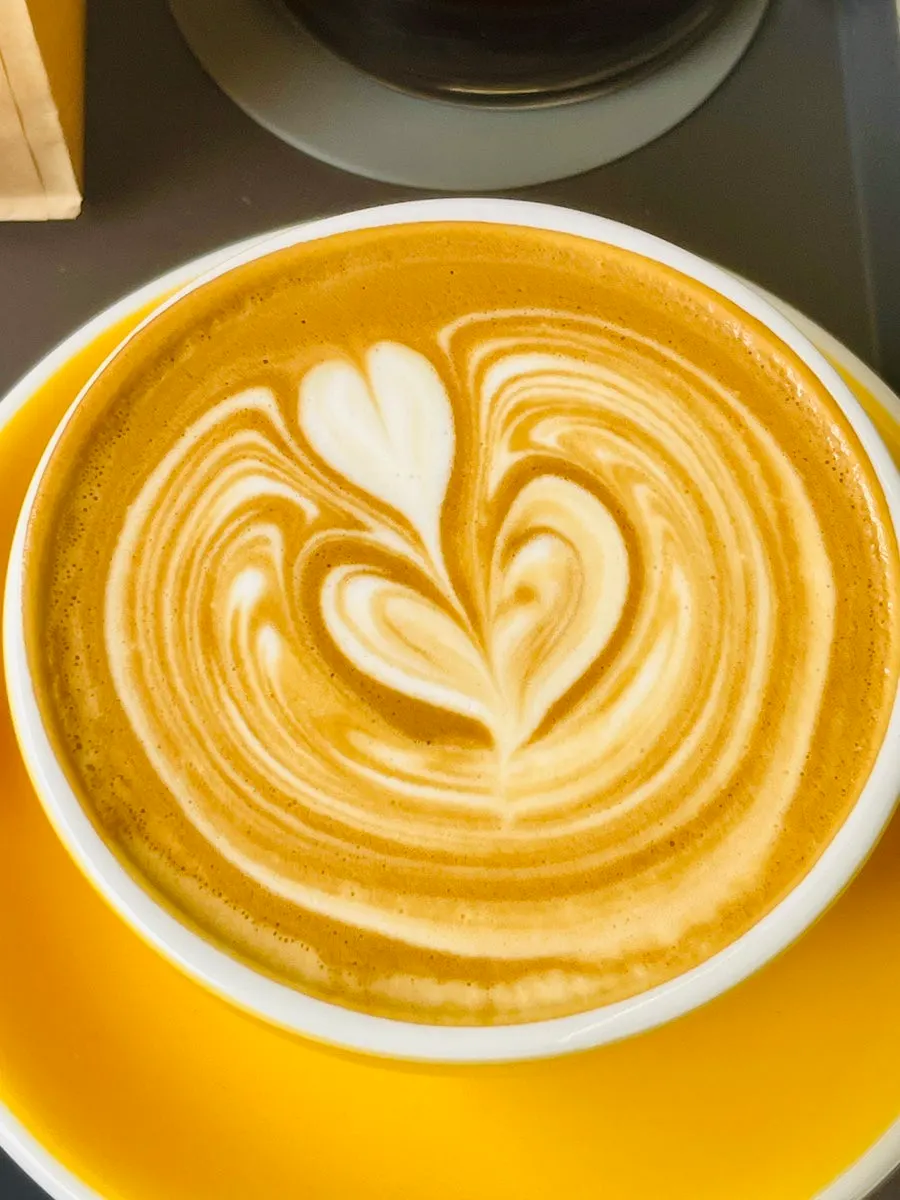 Bàn bày americano đá cùng levain cookie